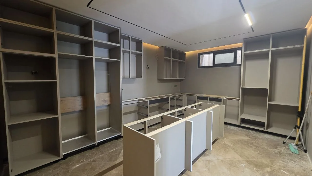 Cocina a medida en proceso de fabricación en Tánger, con frentes lacados en mate y módulos RotPunkt ensamblados con precisión