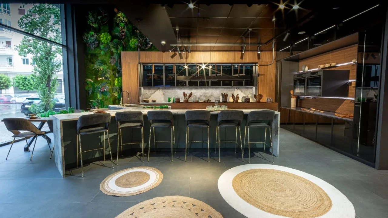 Cuisine sur mesure haut de gamme réalisée par Osmosis Home à Tanger, avec façades laquées mat et îlot central en finition bois naturel