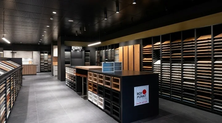 RotPunkt staaldisplays — fronten, werkbladen en afwerkingen tentoongesteld in de Osmosis Home Tanger showroom