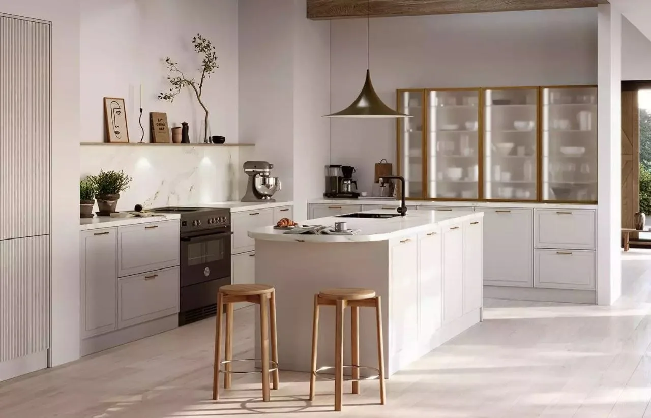 Cocina equipada de alta gama a medida en Tánger con fachadas de aluminio cepillado y encimera de cerámica de gran formato