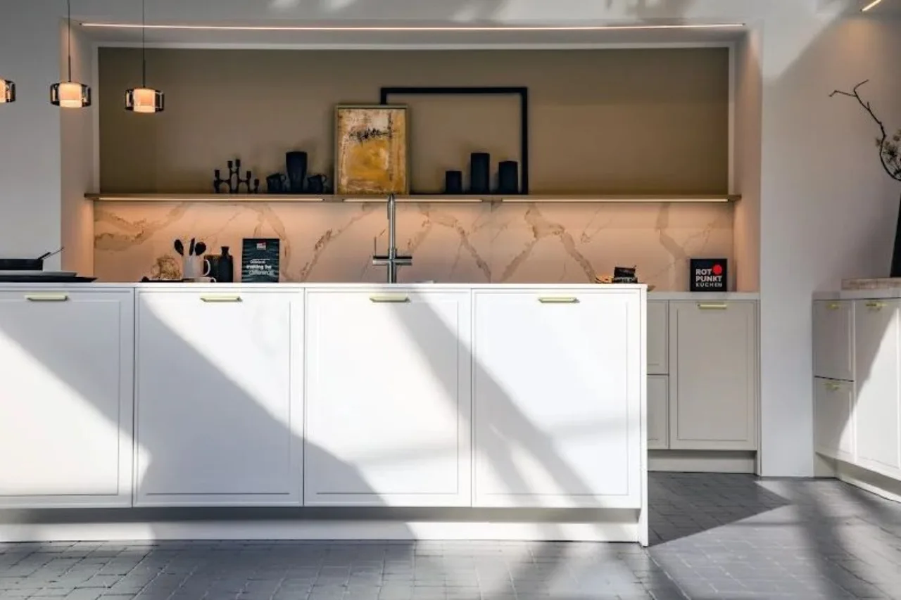 Cuisine équipée haut de gamme sur mesure avec façades laquées mat et îlot central, réalisée par Osmosis Home à Tanger