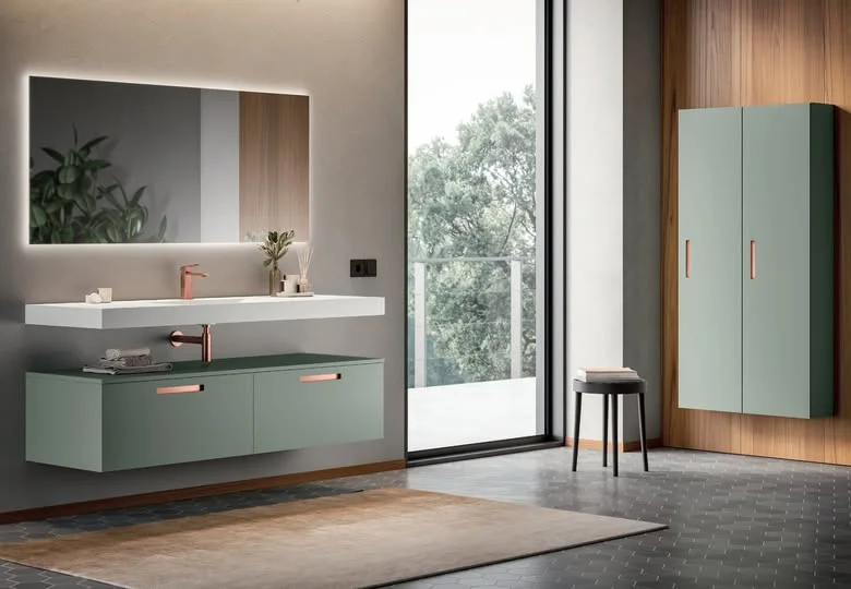 Plan vasque blanc intégré, robinetterie or rose et meuble suspendu vert sauge avec colonne assortie — salle de bain sur mesure Osmosis Home Tanger