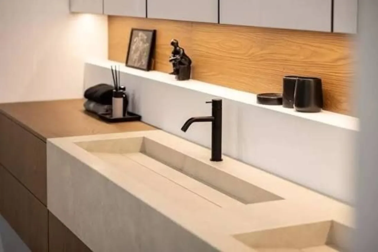 Zwevende opbergkast in matte lakafwerking in een op maat gemaakte badkamer in Tanger, Osmosis Home