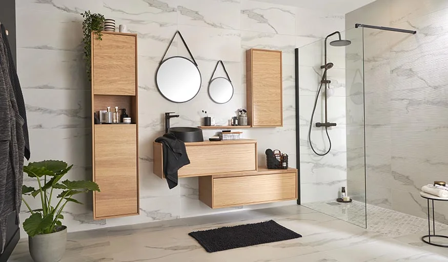 Association de matériaux nobles — marbre, bois et verre — dans une salle de bain moderne Osmosis Home