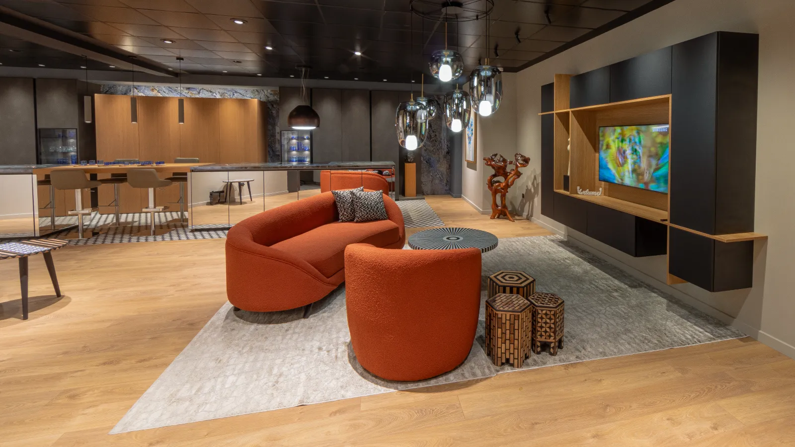 Aménagement intérieur Salon Canapé Rouge — Osmosis Home Tanger