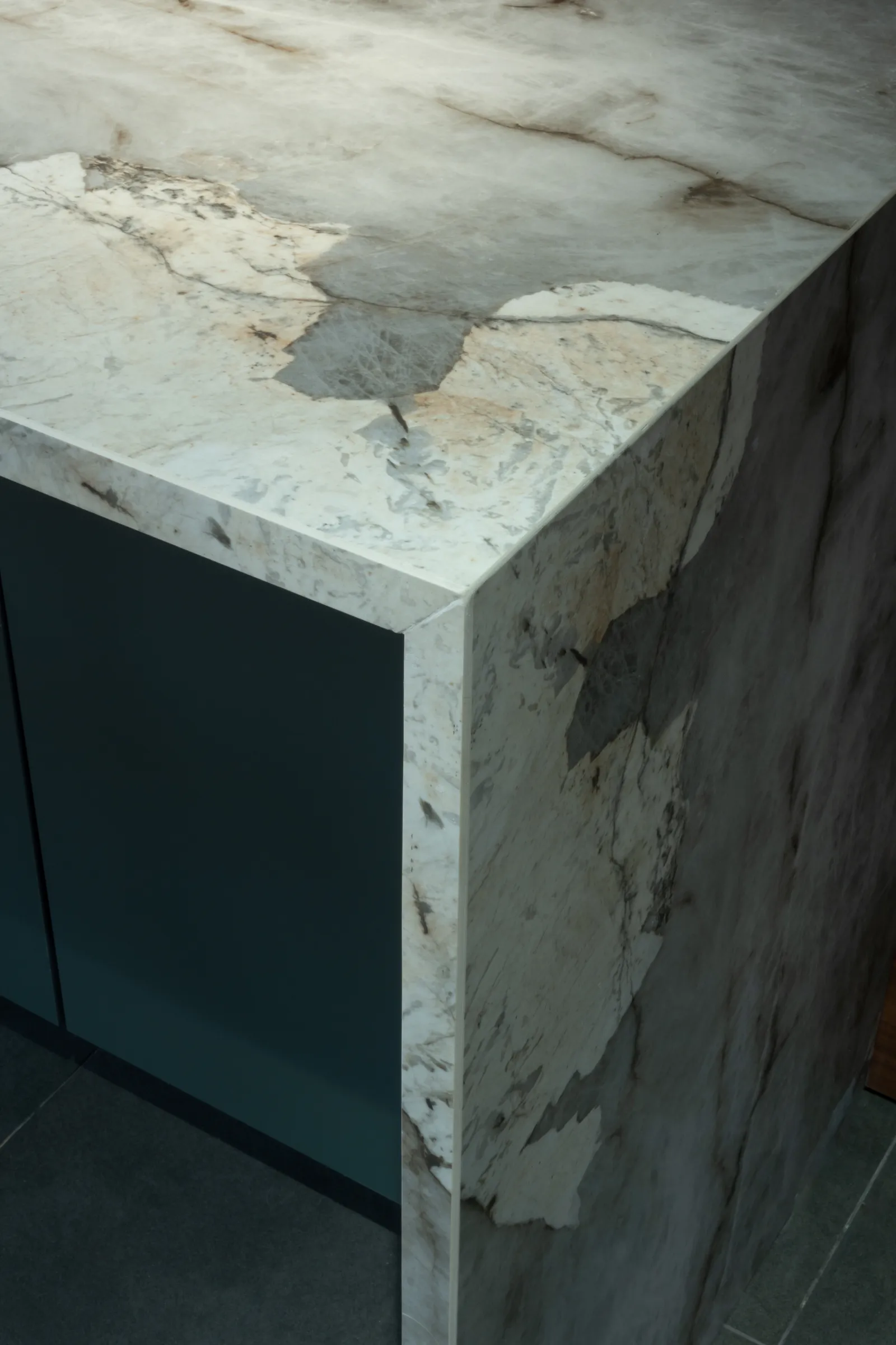 Cuisine équipée Îlot Central Y sur mesure — Osmosis Home Tanger